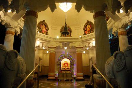 मंडप लहान आहे पण ८ खांब, त्यावरील विविध रूपातील गणेशमूर्ती, विविध दिवे आणि प्रवेशद्वारातील २ हत्ती इत्यादींमुळे तो खूप प्रसन्न आणि आकर्षक वाटतो. 