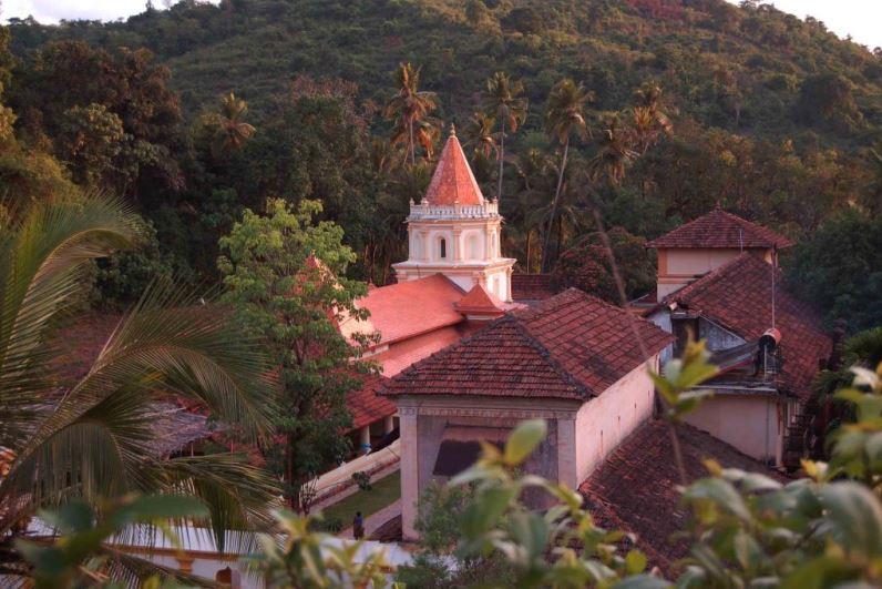 डोंगरांच्या कुशीत वसलेले हे सुंदर मंदिर