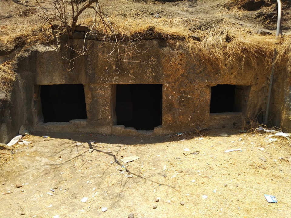 पर्वतीच्या टेकडीवरची लेणी